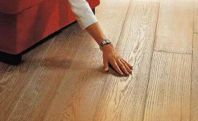木質地板被刮花怎么辦？簡單幾步恢復原樣，無需請人更換